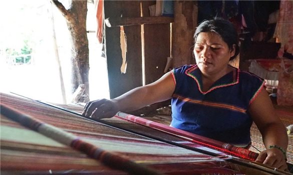 Tiếng khung dệt vẫn đều đặn vang lên giữa làng Bar Gốc