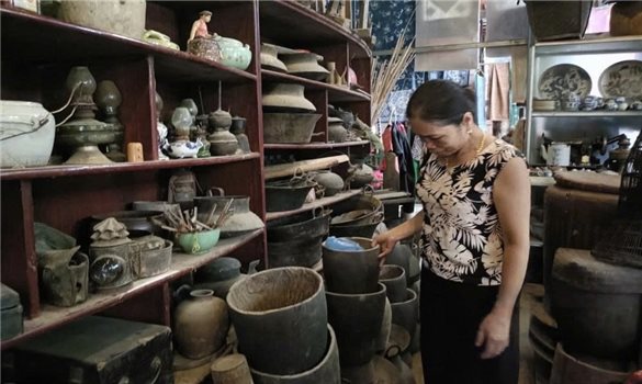 Người đàn bà cất giữ ký ức Thái dưới mái nhà sàn