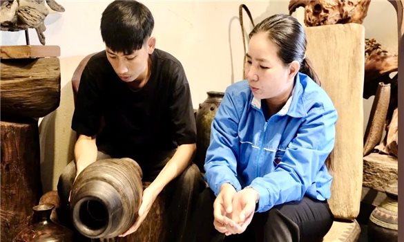 Người kể chuyện văn hóa Hrê bằng gỗ