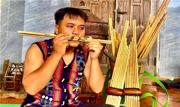 Ra Phát Ngọc Hà và nổ lực kết nối di sản với đời sống đương đại