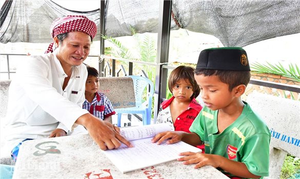 Nỗ lực lưu giữ tiếng Chăm ở ấp Rọc Lá