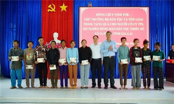 Thứ trưởng Bộ Dân tộc và Tôn giáo Y Vinh Tơr thăm, tặng quà tại xã biên giới Ia Púch, tỉnh Gia Lai