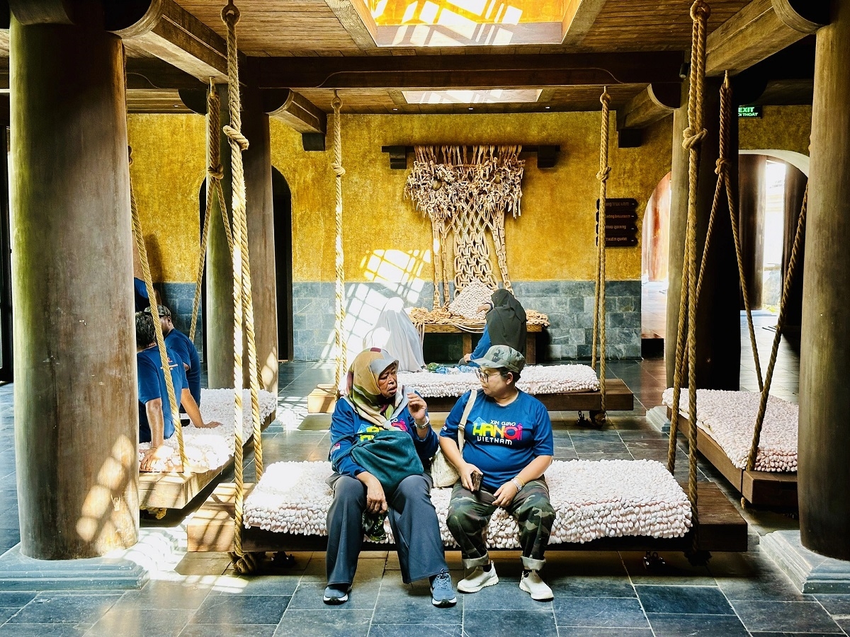 Du khách đến từ Malaysia tìm hiểu không gian văn hóa tại Yên Tử