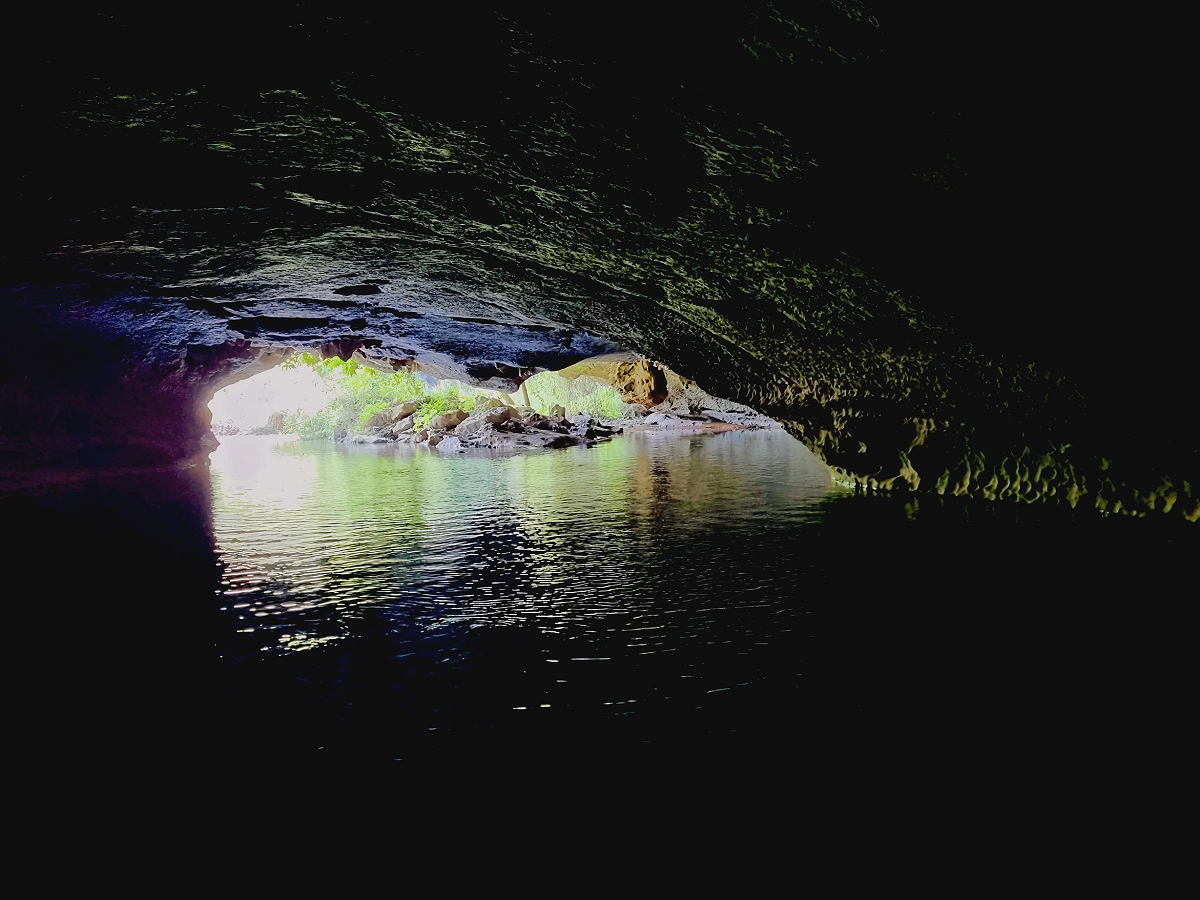 Hang Bụt vẫn còn hoang sơ, có hình khối đá giống ông Bụt, hàng năm thu hút lượng lớn khách đến thăm quan