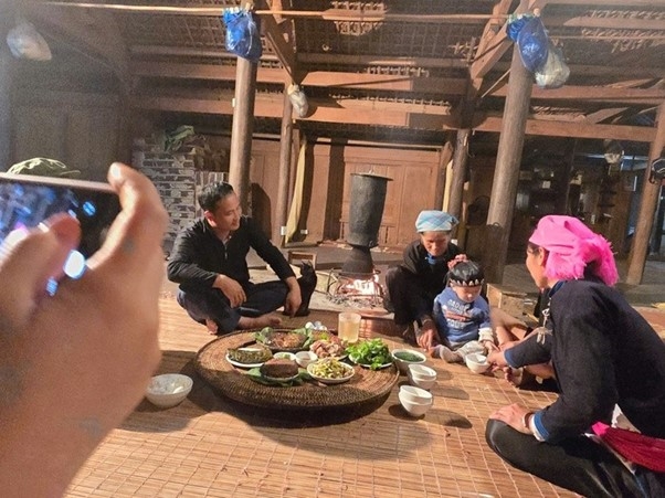 Traditional cultural values are being shared by local people through smartphones on social media to introduce them to tourists