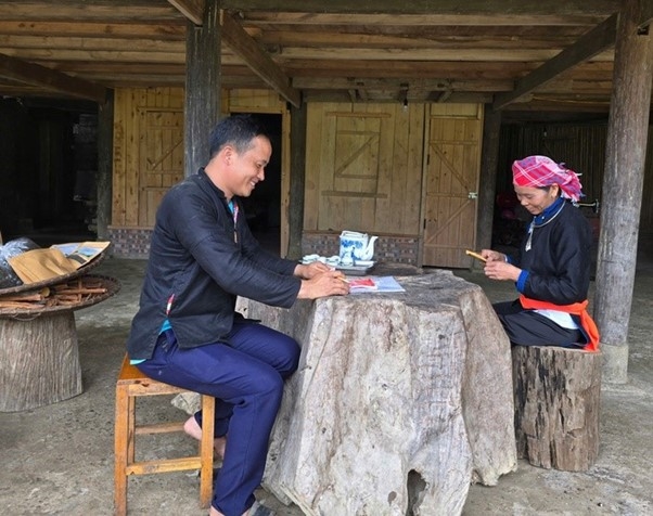 The digital transformation journey through ethnic communities’ smartphones