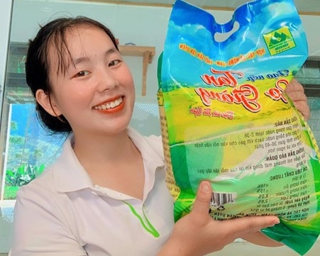 Thanks to smartphones, Hmong women can livestream and sell local specialties from their homeland very effectively