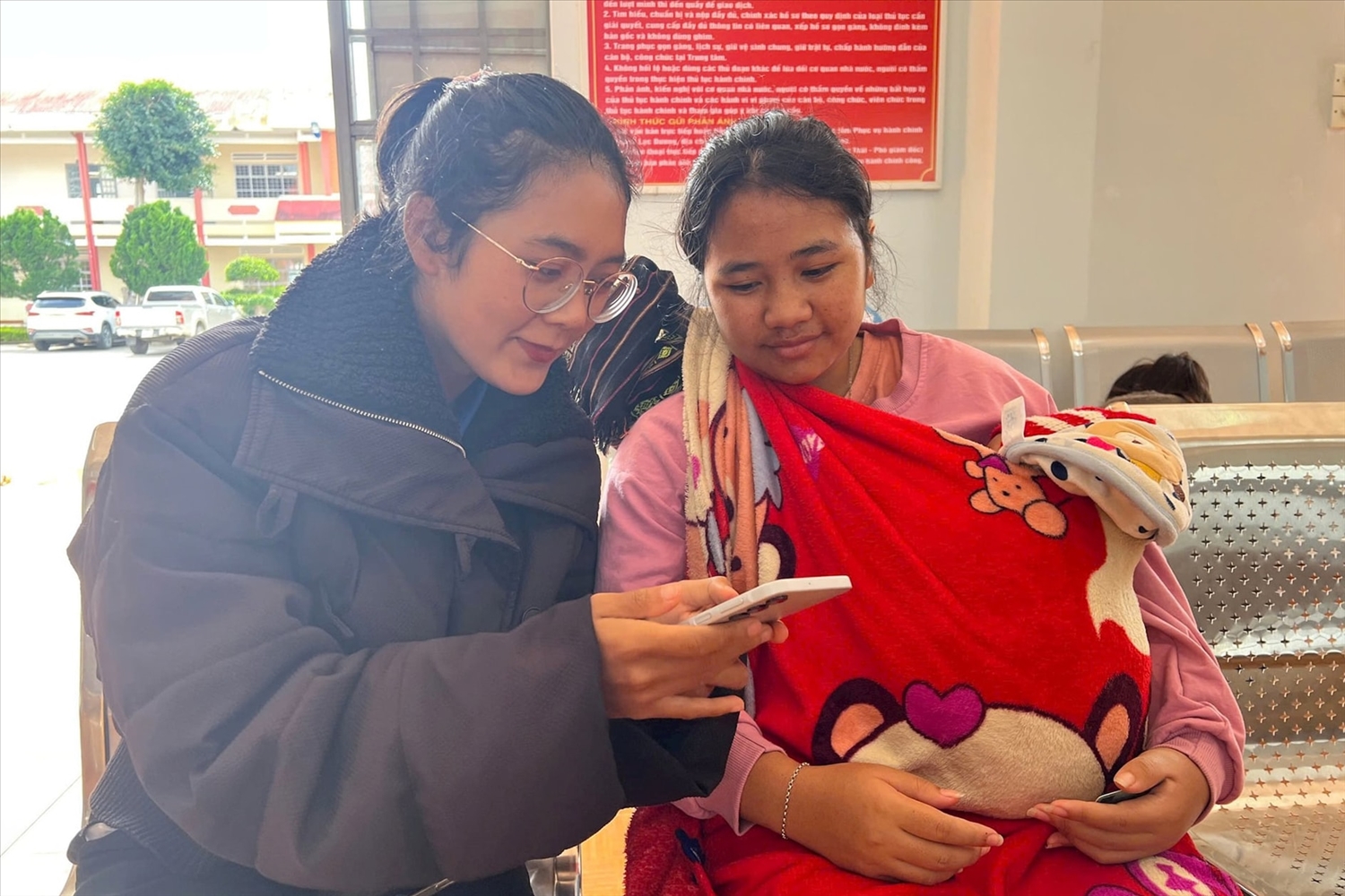 Với sự hỗ trợ của thành Tổ ứng cứu, các rào cản về công nghệ thông tin của bà con DTTS đã được khắc phục