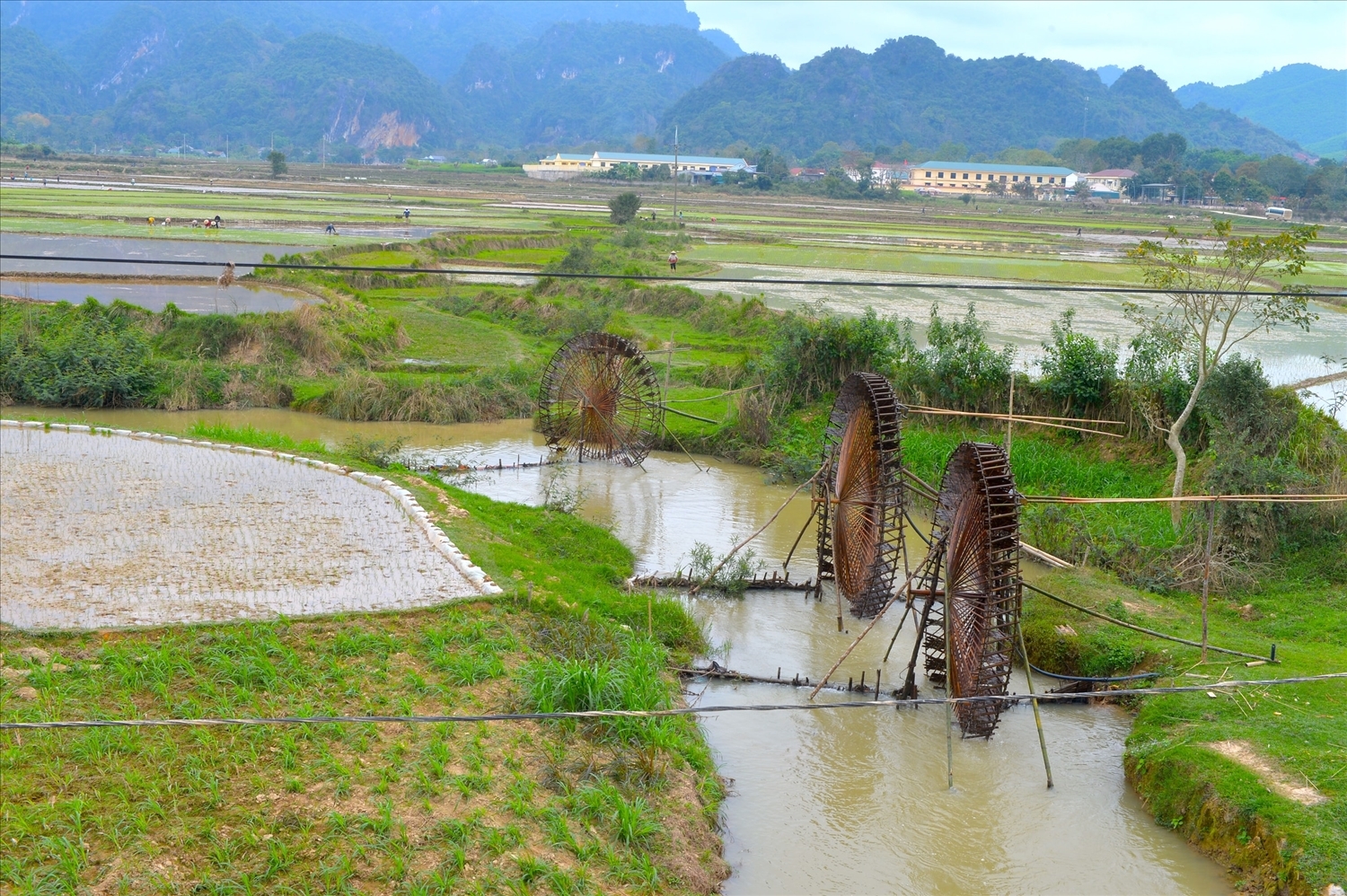 Những guồng kéo nước từ suối lên phục vụ sản xuất ở xã Châu Tiến. (Ảnh: Văn Trường)