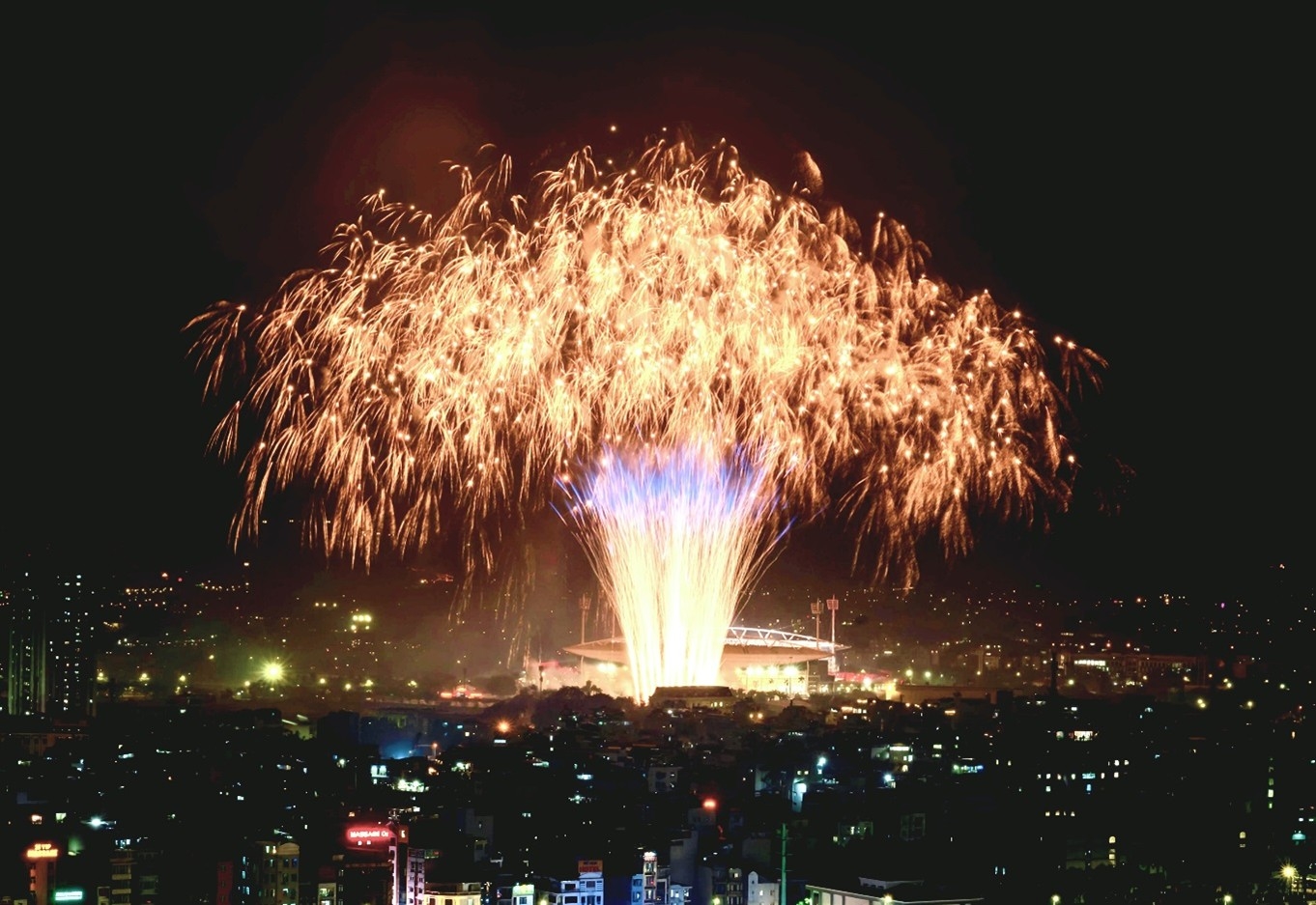 Bắn pháo hoa chào mừng thành công Đại hội Đảng XIV