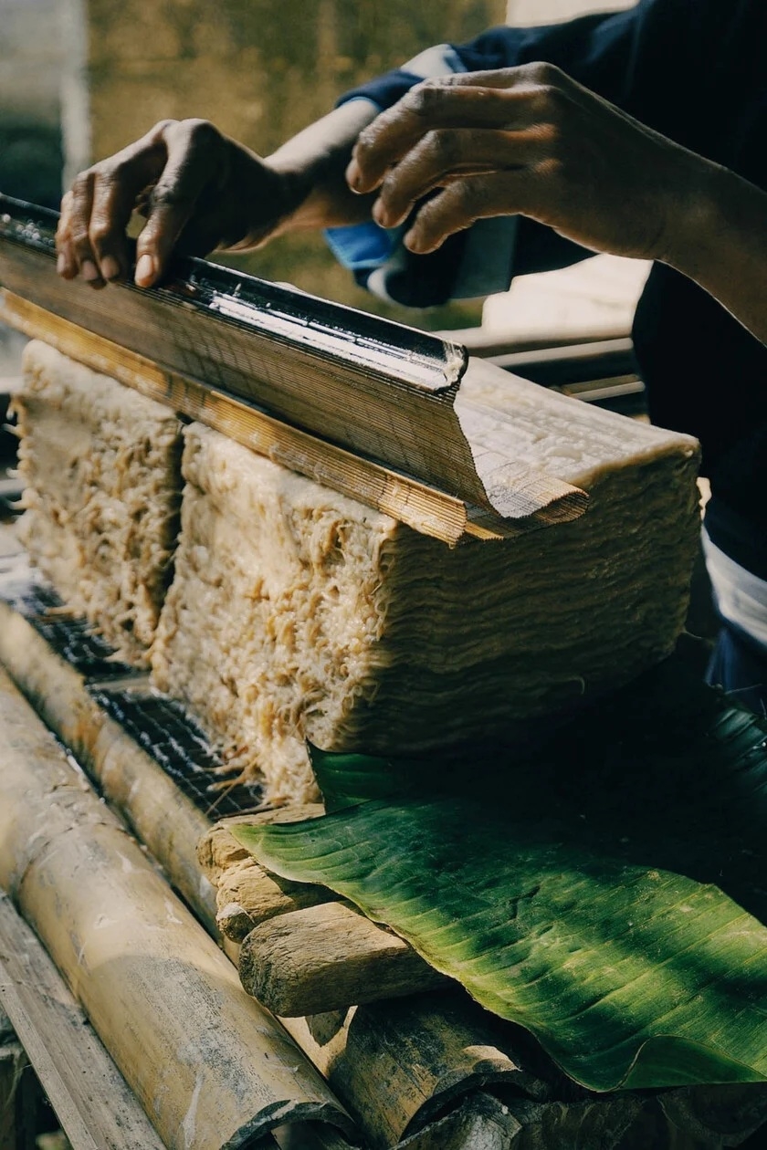 Giấy Bản làm hoàn toàn từ nguyên liệu tự nhiên, chất giấy xốp, nhẹ, dai và bền bỉ với thời gian