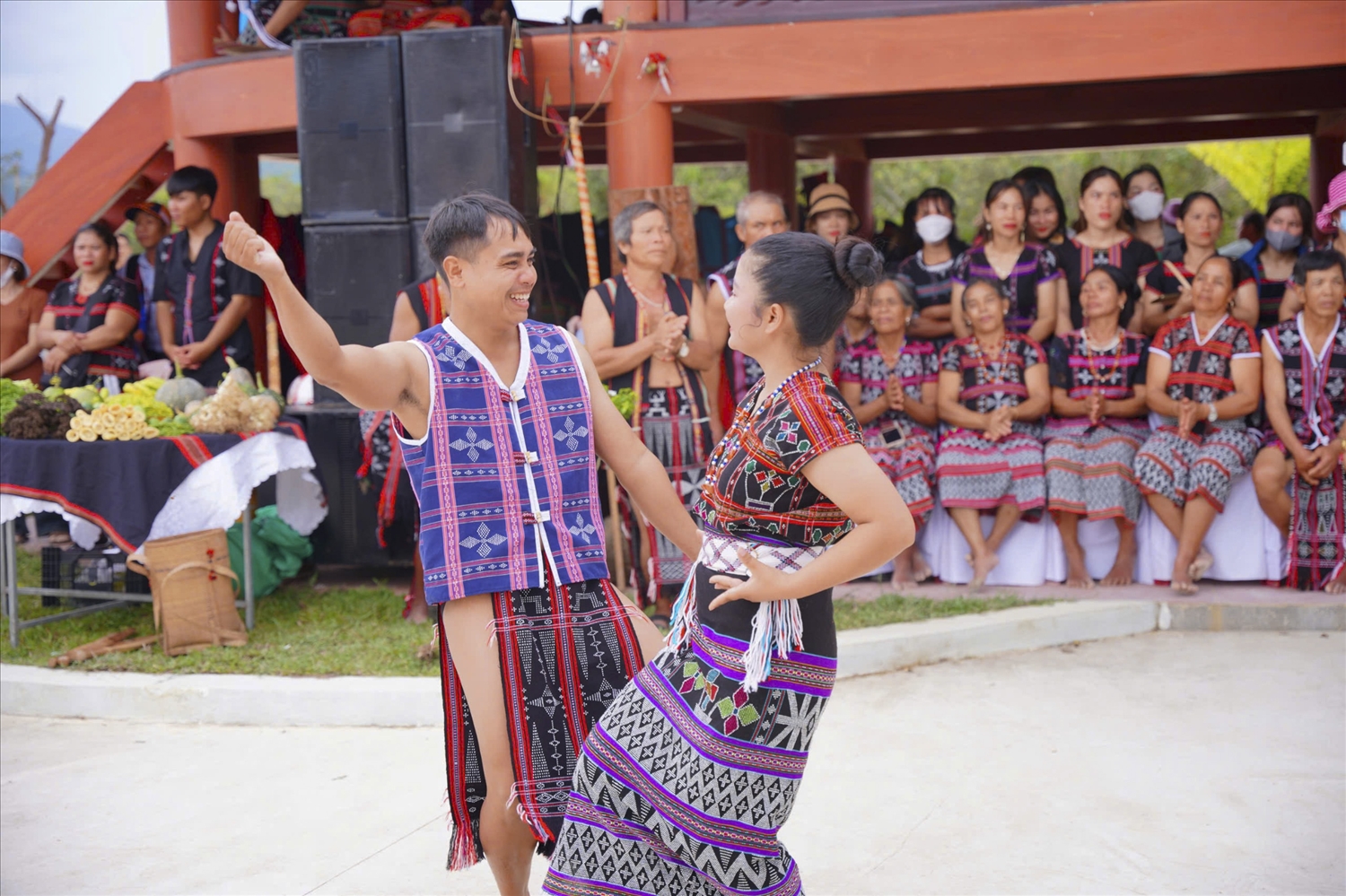 Khu vực A Lưới, nơi sinh sống của đồng bào Pa Cô và Cơ Tu, hiện vẫn lưu giữ được kho tàng văn hóa, văn nghệ dân gian rất phong phú và độc đáo