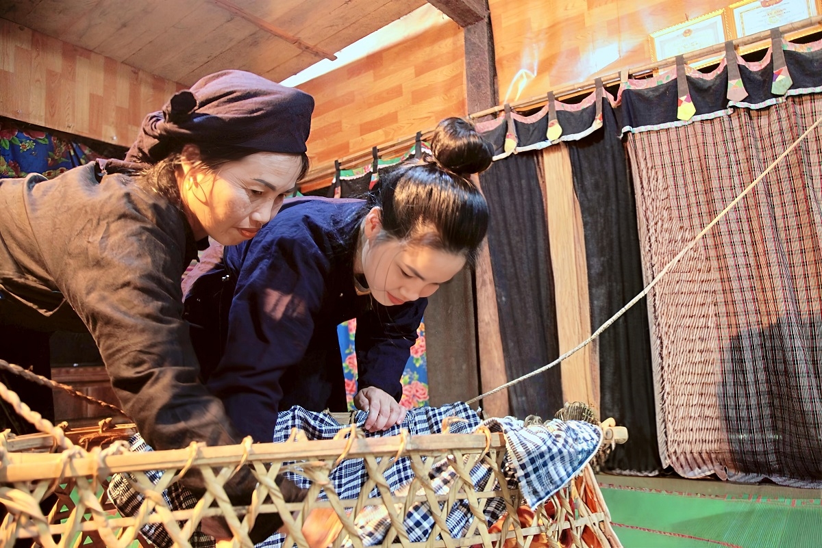 Lời ru gắn với chiếc địu, chiếc nôi đã nuôi dưỡng tâm hồn con người từ thuở bé