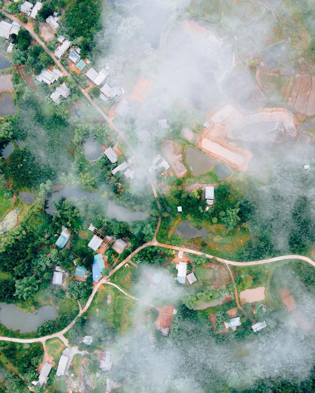 Vùng cao thành phố Huế có địa hình phức tạp, đi lại khó khăn, việc phát huy các mô hình quân dân y kết hợp mang lại hiệu quả trong chăm sóc sức khỏe người dân