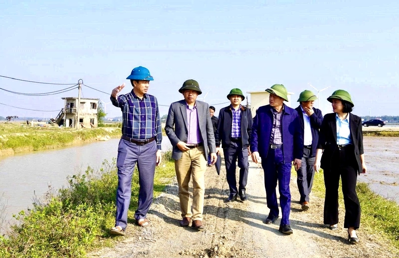 Phó Chủ tịch UBND tỉnh Quảng Trị Lê Văn Bảo (hàng đầu, thứ hai từ phải sang) kiểm tra tiến độ thực hiện một dự án thuộc các Chương trình mục tiêu Quốc gia