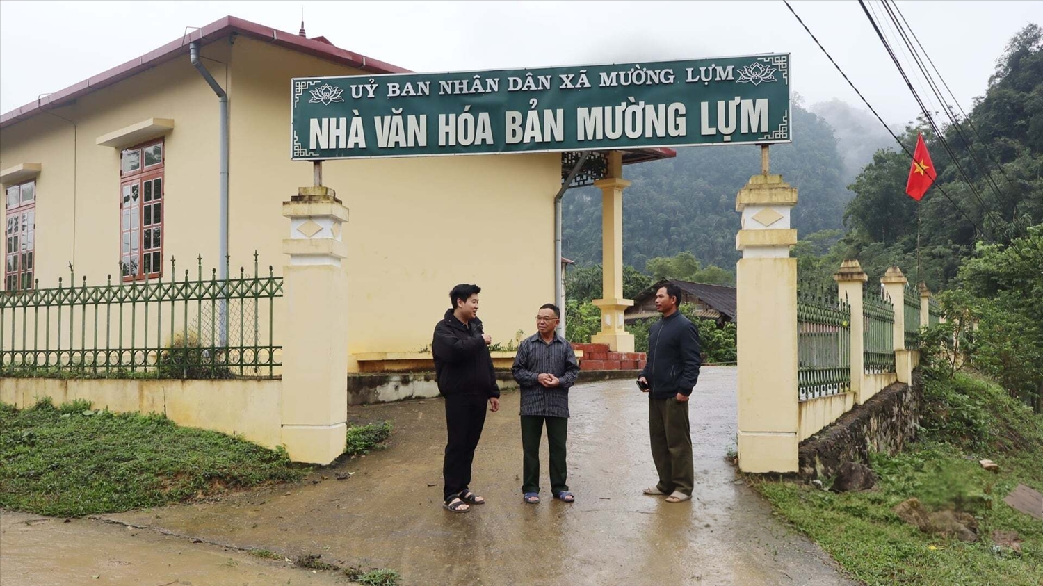 Ông Hoàng Văn Mến (giữa) chia sẻ về những đổi thay của bản Mường Lựm kể từ khi xây dựng nông thôn mới