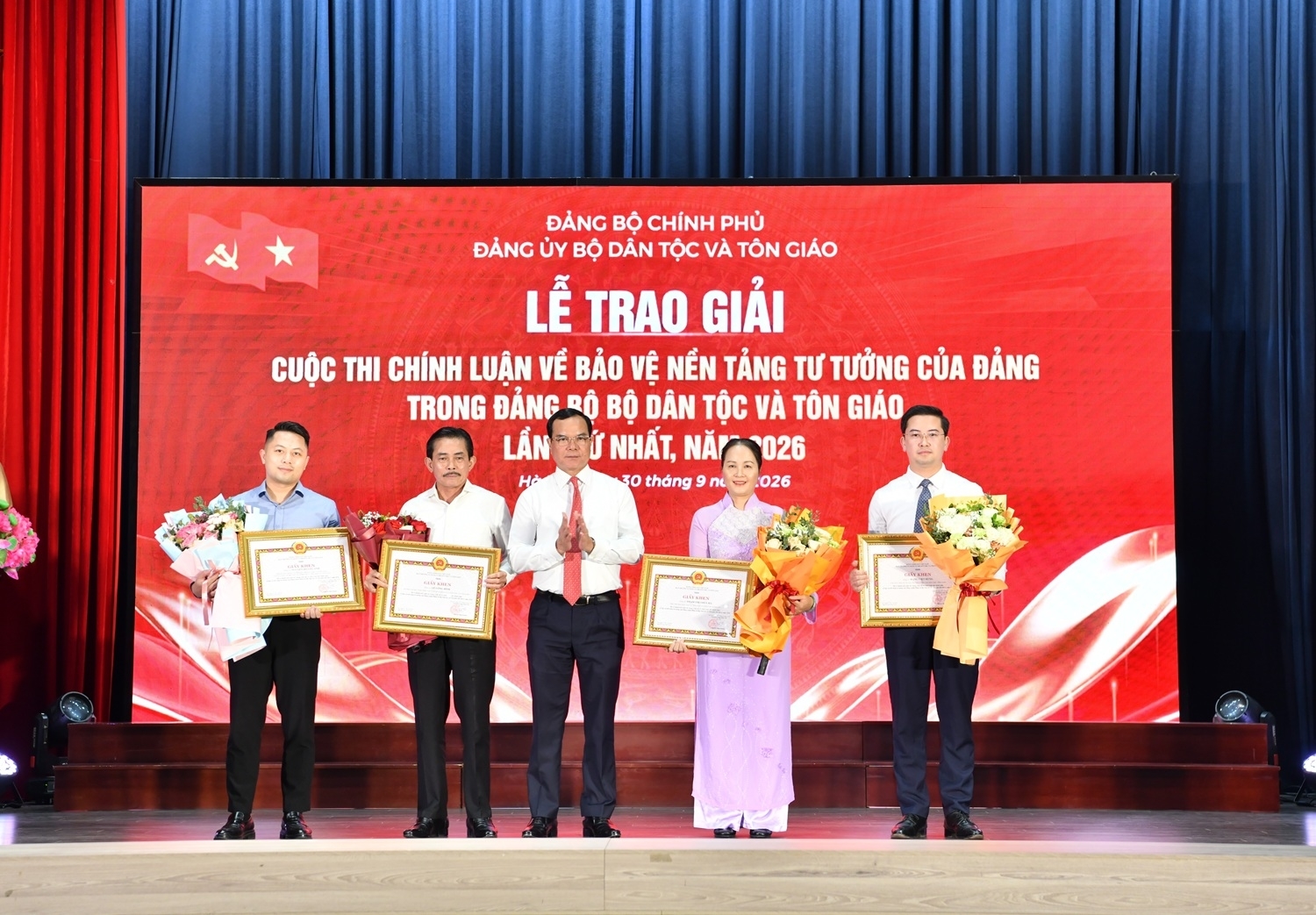 Bộ trưởng Nguyễn Đình Khang tặng giấy khen các cá nhân có nhiều đóng góp cho cuộc thi