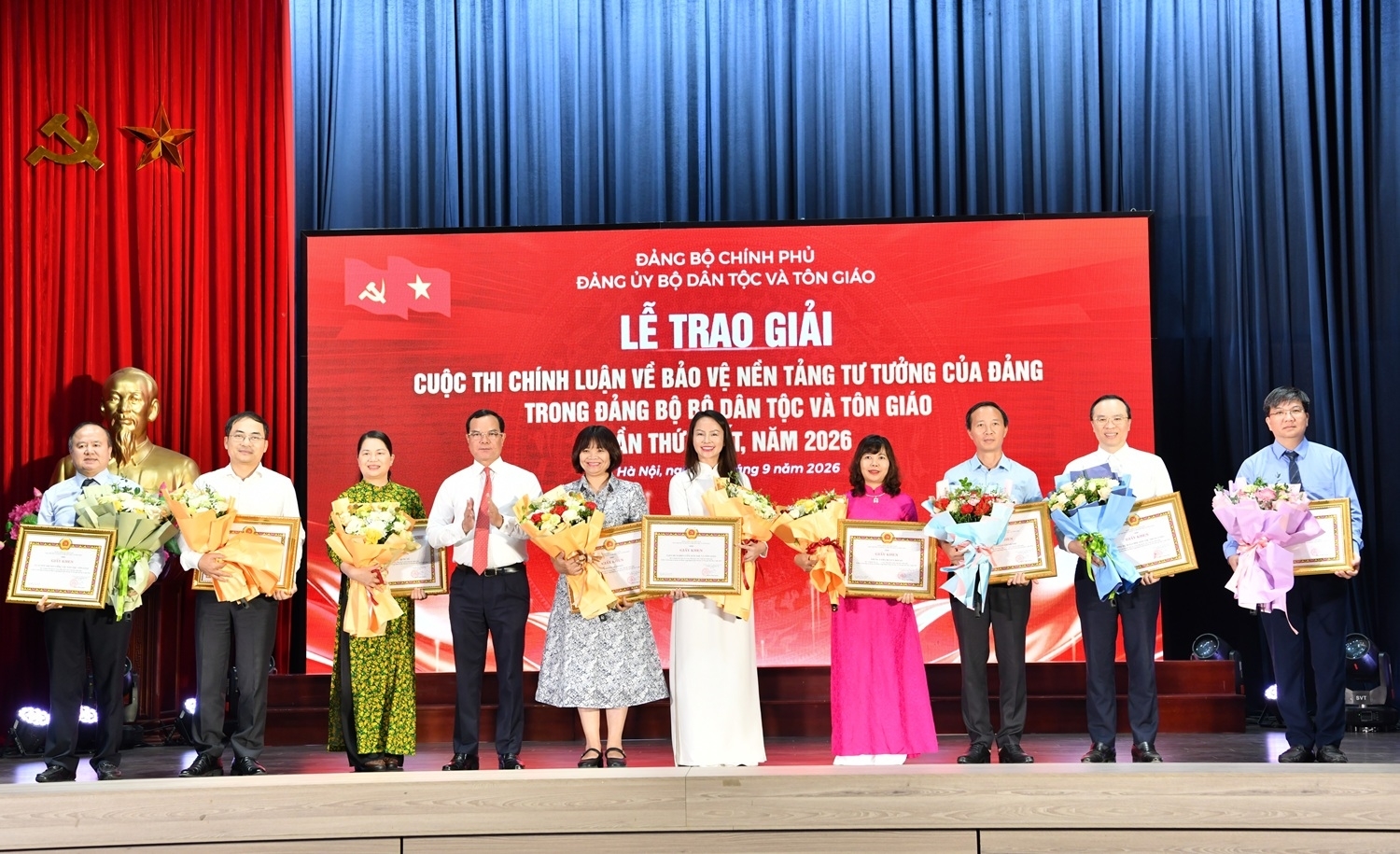 Bộ trưởng Nguyễn Đình Khang trao giải cho các tập thể đạt thành tích trong Cuộc thi