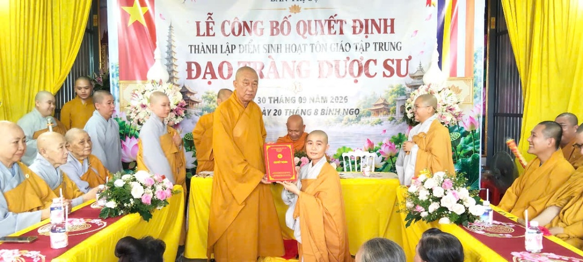 Trao Quyết định thành lập Điểm sinh hoạt tôn giáo tập trung đạo tràng Dược Sư tỉnh Cà Mau cho Sư cô Thích Nữ Diệu Huệ