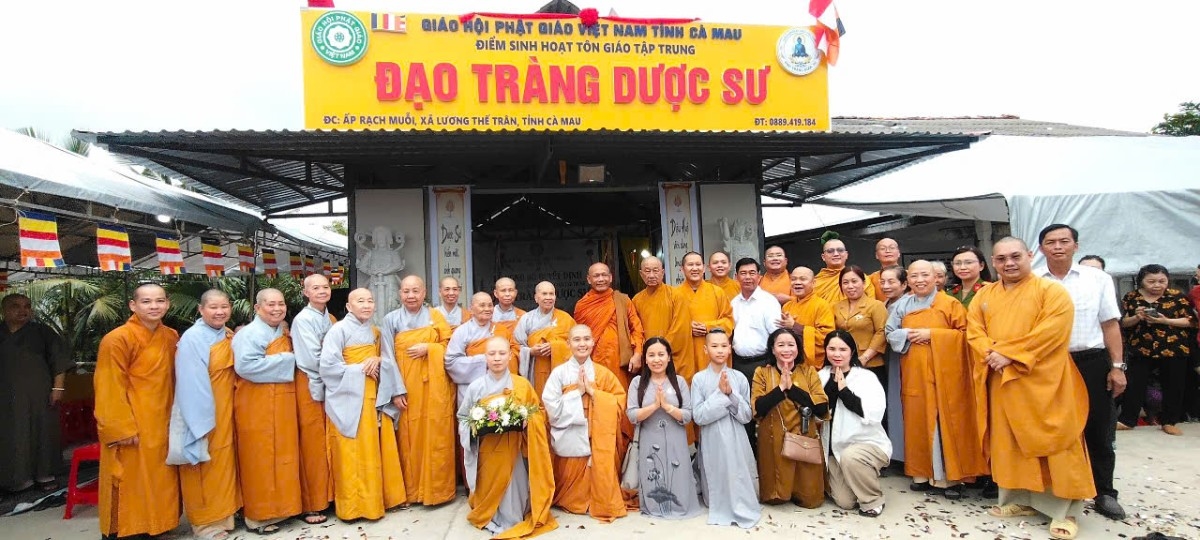 Các đại biểu tham dự buổi lễ chụp hình lưu niệm tại Điểm sinh hoạt tôn giáo tập trung đạo tràng Dược Sư
