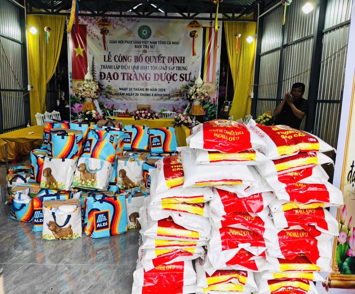 Đạo tràng Dược Sư trao tặng 100 phần quà, mỗi phần trị giá 300 nghìn đồng đến bà con có hoàn cảnh khó khăn