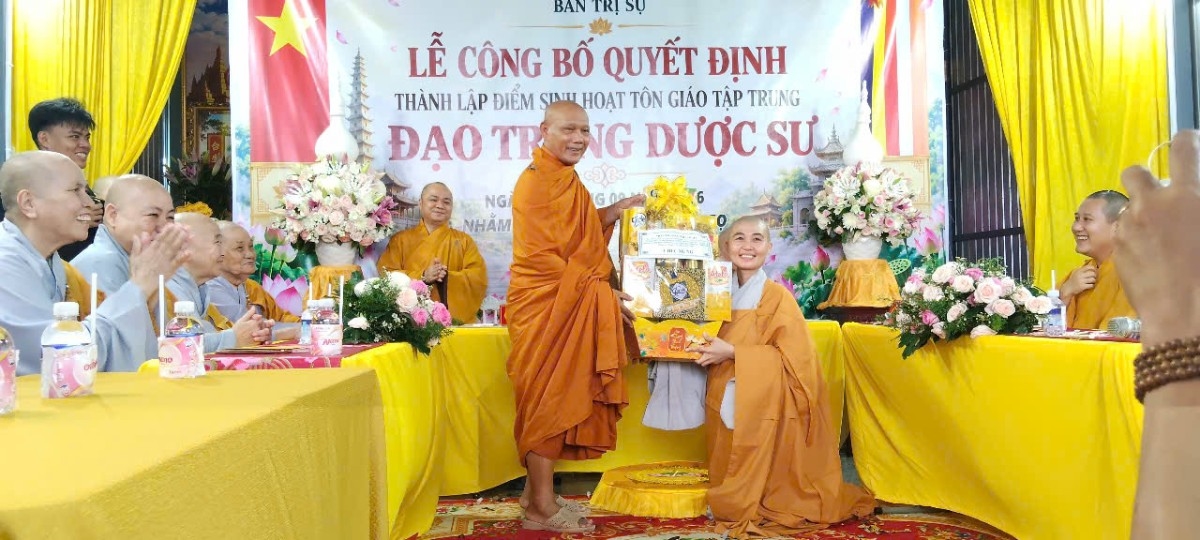 Chư tôn đức chúc mừng Sư cô Thích Nữ Diệu Huệ