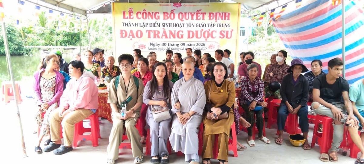Sư cô Thích Nữ Diệu Huệ và phật tử hoan hỷ tại Lễ Công bố Quyết định