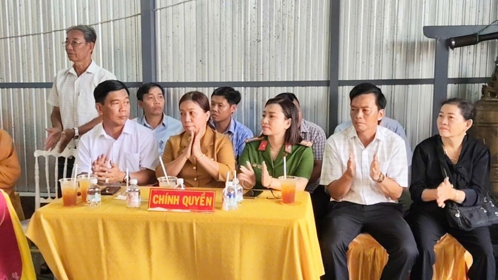 Đại diện chính quyền địa phương tham dự và chúc mừng tại buổi lễ