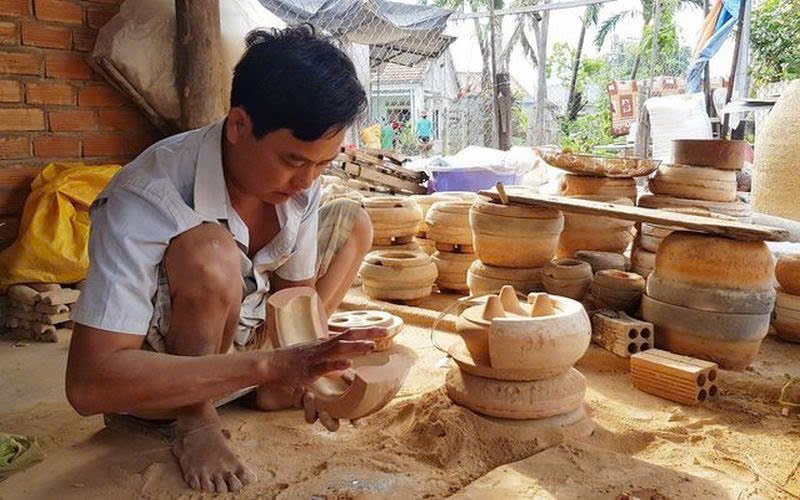 Làng nghề đúc đồng ở Phú Lộc Tây (tỉnh Khánh Hoà) là một trong những điểm sáng văn hoá nghề truyền thống của miền Trung