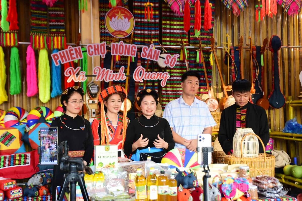 Phiên livestream giới thiệu, quảng bá các sản phẩm nông sản đặc trưng của xã Quang Minh, tỉnh Tuyên Quang