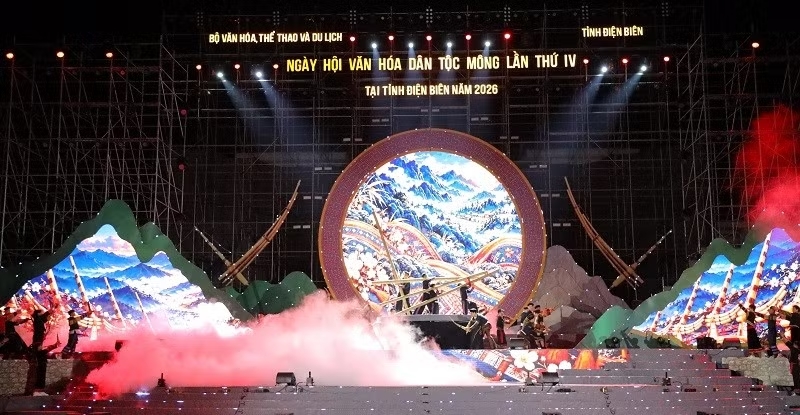 Không gian văn hóa dân tộc Mông được tái hiện tại Quảng trường 7/5 thu hút hàng nghìn nhân dân, du khách tham dự. (Ảnh: LÊ LAN)