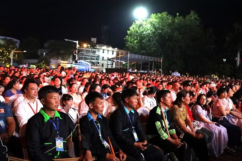 Đại diện diễn viên, nghệ nhân, vận động viên dân tộc Mông các tỉnh dự khai mạc Ngày hội. (Ảnh: LÊ LAN)
