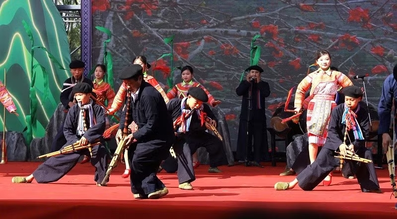 ""Say" với điệu khèn trong Ngày hội Văn hóa dân tộc Mông. (Ảnh: LÊ LAN)
