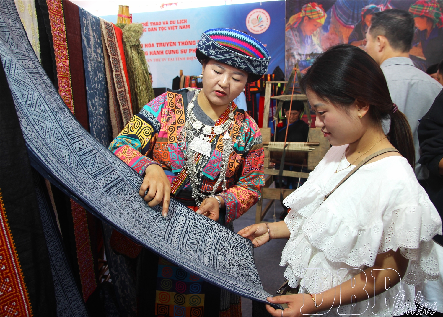 Chị Sùng Thị Dính giới thiệu tới du khách sản phẩm dệt thủ công truyền thống.