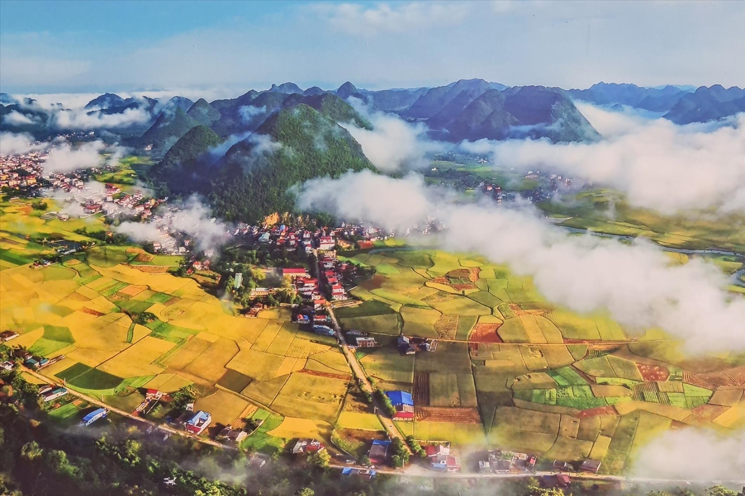 Từ trên cao, toàn cảnh Thung lũng Bắc Sơn, một địa điểm du lịch nổi tiếng của tỉnh Lạng Sơn