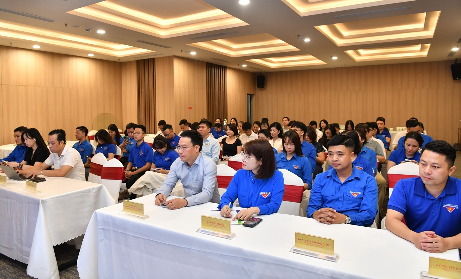 Các đại biểu, đoàn viên, thanh niên Bộ Dân tộc và Tôn giáo tham dự sinh hoạt chuyên đề về chuyển đổi số và ứng dụng trí tuệ nhân tạo