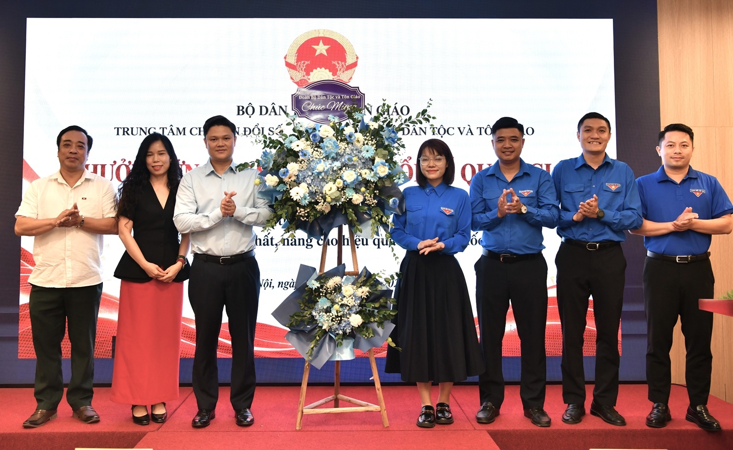 Ban Chấp hành Đoàn Thanh niên Bộ Dân tộc và Tôn giáo tặng hoa đại biểu tham dự buổi sinh hoạt chuyên đề về ứng dụng trí tuệ nhân tạo trong thực hiện nhiệm vụ