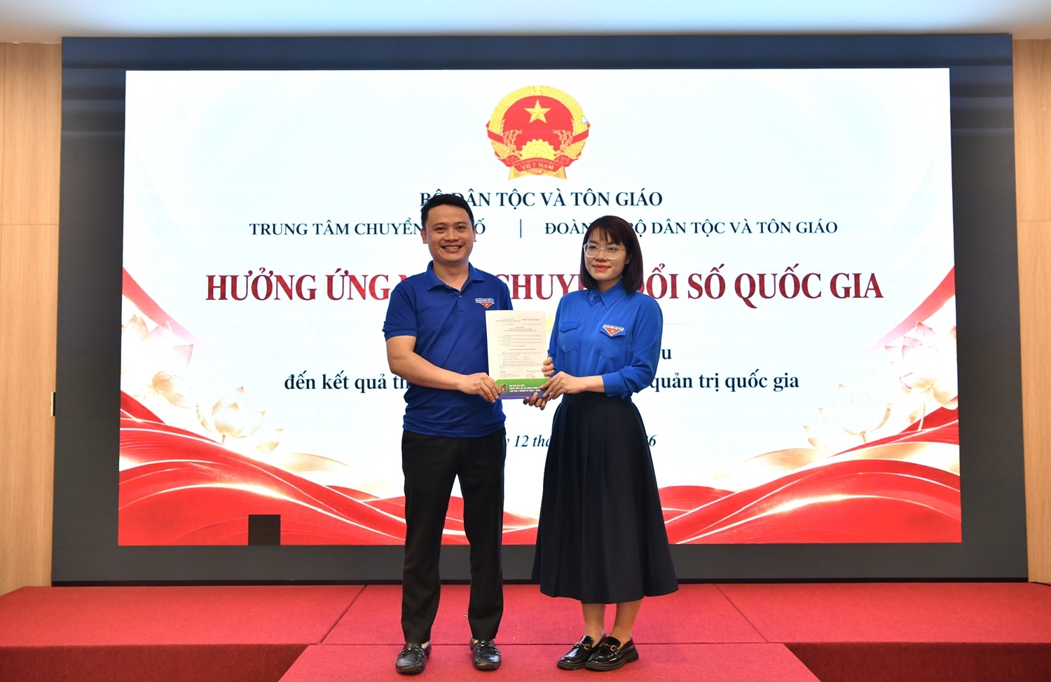 Bí thư Đoàn Thanh niên - Bộ Dân tộc và Tôn giáo Đinh Thị Phúc trao quyết định kiện toàn Ban Chấp hành Chi đoàn Ban Tôn giáo Chính phủ