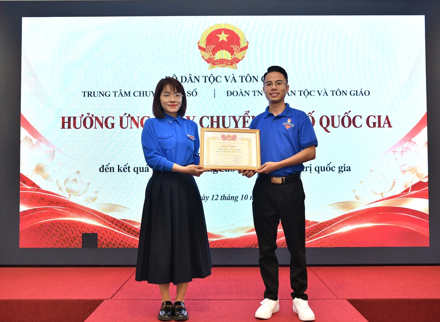 Bí thư Đoàn Thanh niên- Bộ Dân tộc và Tôn giáo Đinh Thị Phúc trao bằng khen cho cá nhân có thành tích xuất sắc trong công tác Đoàn năm 2026