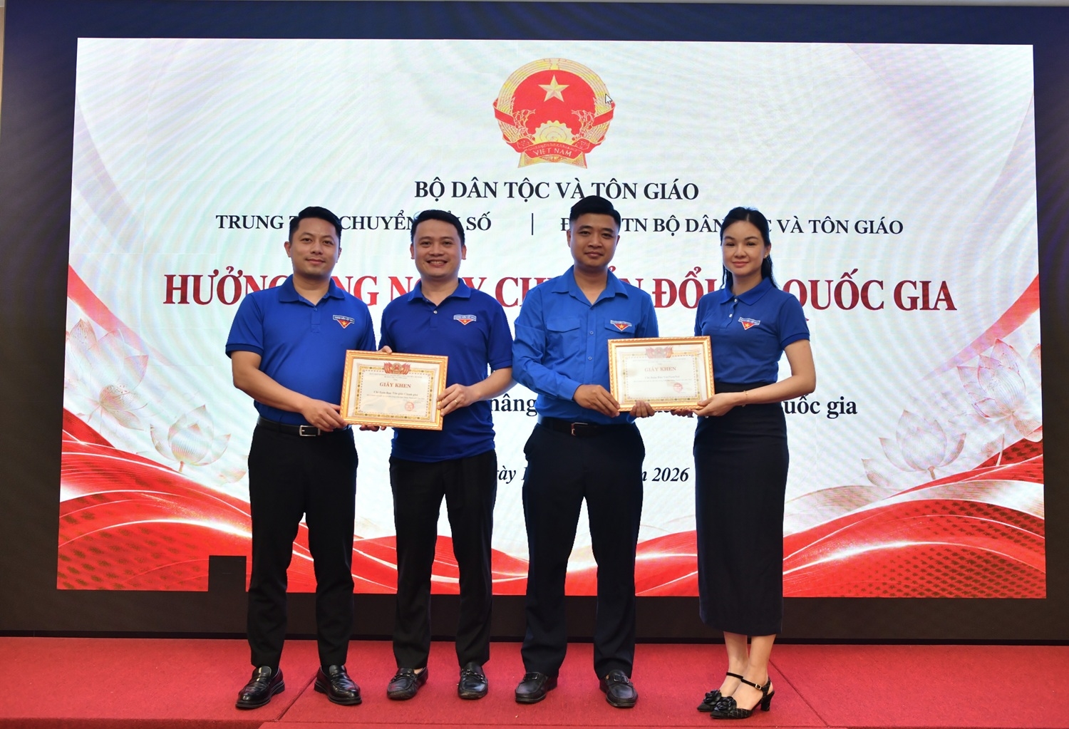  Đoàn Thanh niên - Bộ Bộ Dân tộc và Tôn giáo trao giấy khen cho 02 tập thể có thành tích xuất sắc trong công tác đoàn