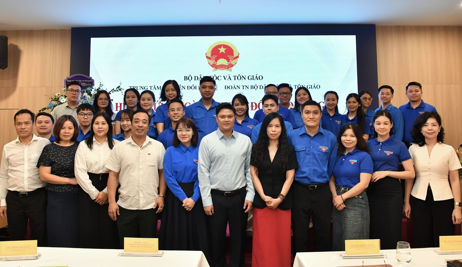 Các đại biểu chụp ảnh lưu niệm tại buổi sinh hoạt chuyên đề về phát huy vai trò đoàn viên, thanh niên Bộ Dân tộc và Tôn giáo trong ứng dụng AI vào thực hiện nhiệm vụ