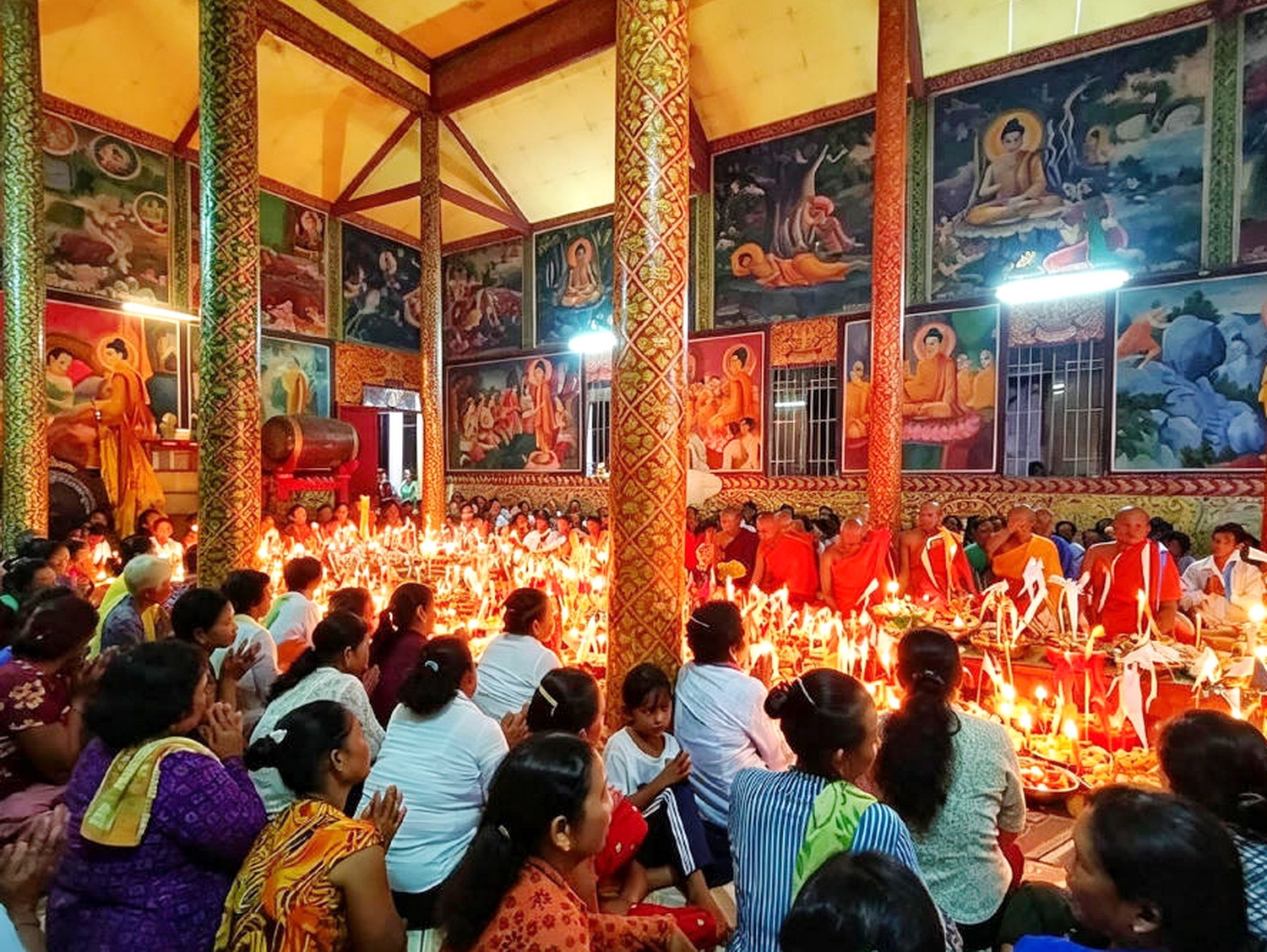 Đồng bào Khmer thực hiện nghi thức cầu siêu tại chùa nhân dịp Lễ Sene Dolta. (Ảnh CTV)
