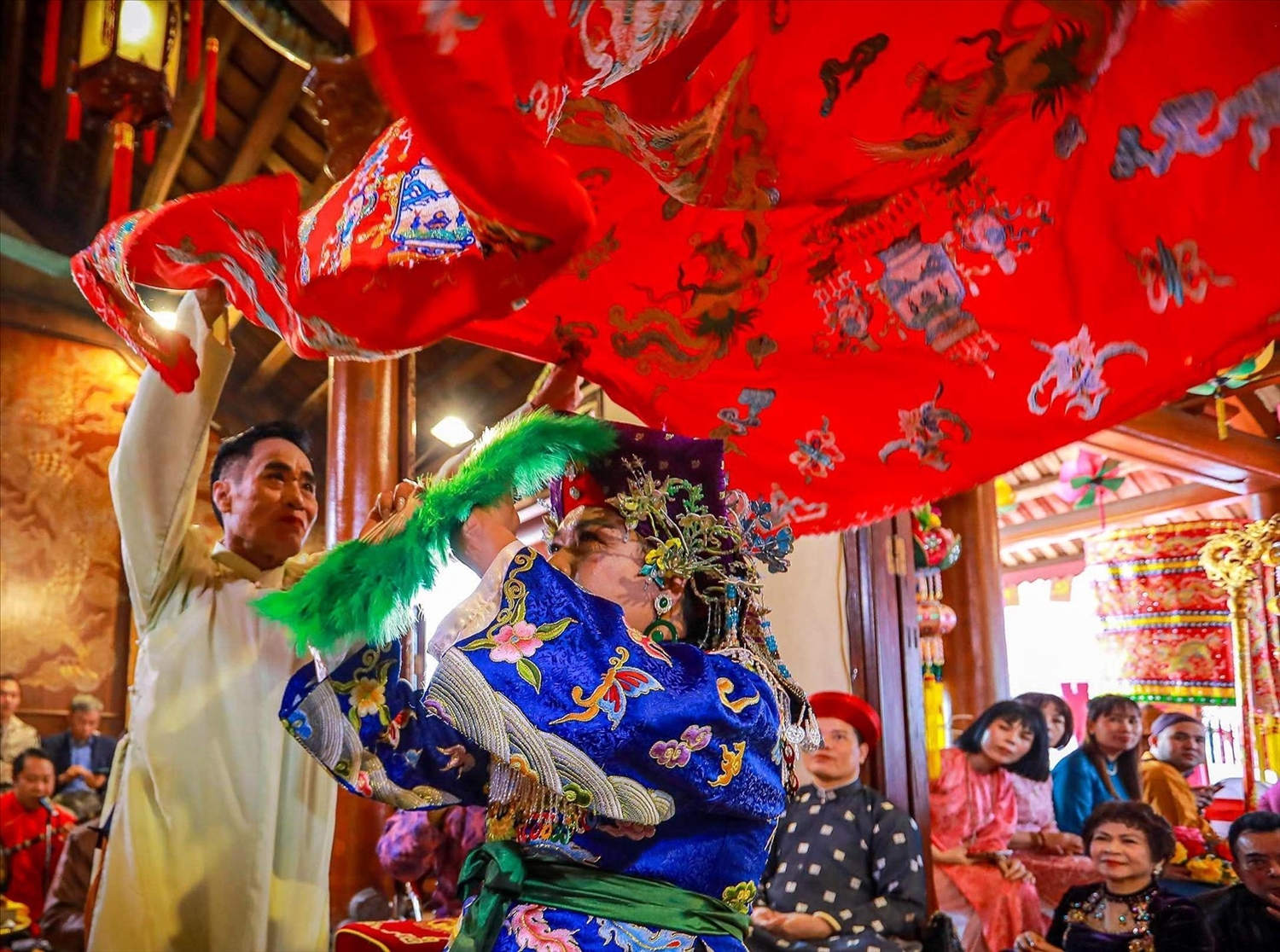 Hầu đồng là một nghi lễ hết sức đặc biệt mang đậm màu sắc văn hóa trong di sản Thực hành Tín ngưỡng thờ Mẫu Tam Phủ của người Việt