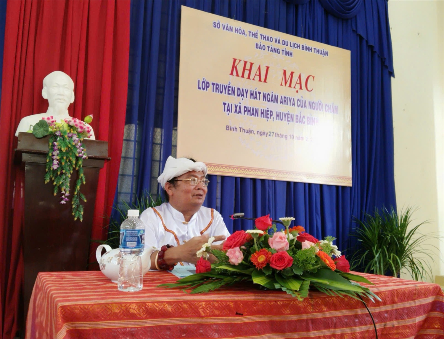 Ông Thông Đinh Phụng được Bảo tàng huyện Bắc Bình, tỉnh Bình Thuận cũ mời truyền dạy hát ngâm Ariya thời điểm chưa sáp nhập với tỉnh Lâm Đồng
