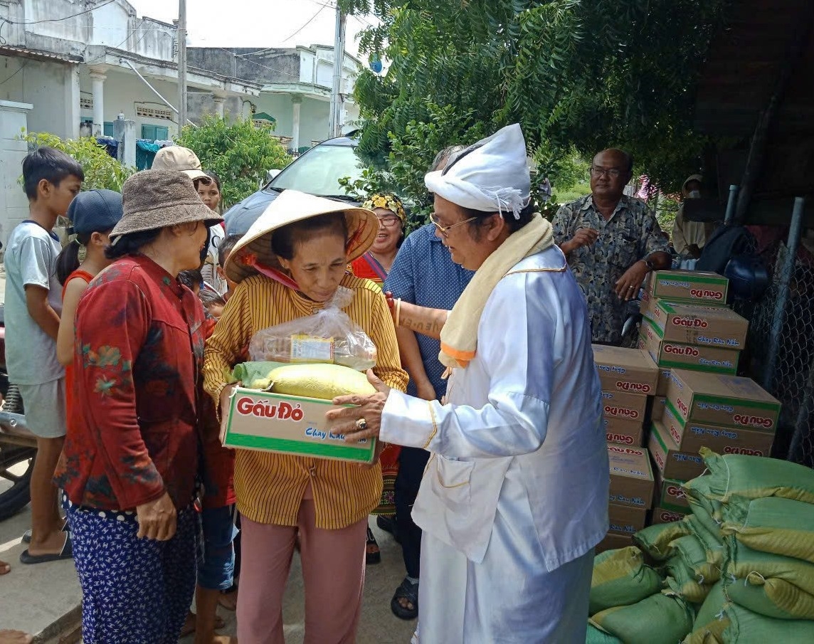 Ông Thông Đinh Phụng thường xuyên gắn bó với công tác thiện nguyện, giúp đỡ bà con đồng bào khó khăn