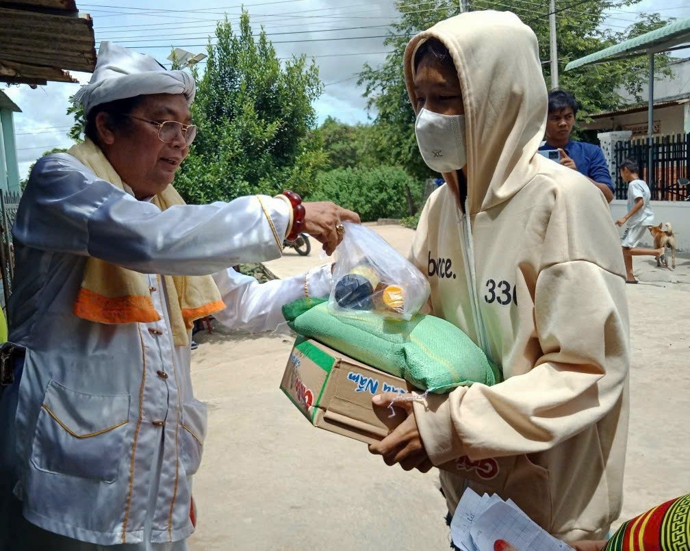 Ông Thông Đinh Phụng thường xuyên gắn bó với công tác thiện nguyện, giúp đỡ bà con đồng bào khó khăn
