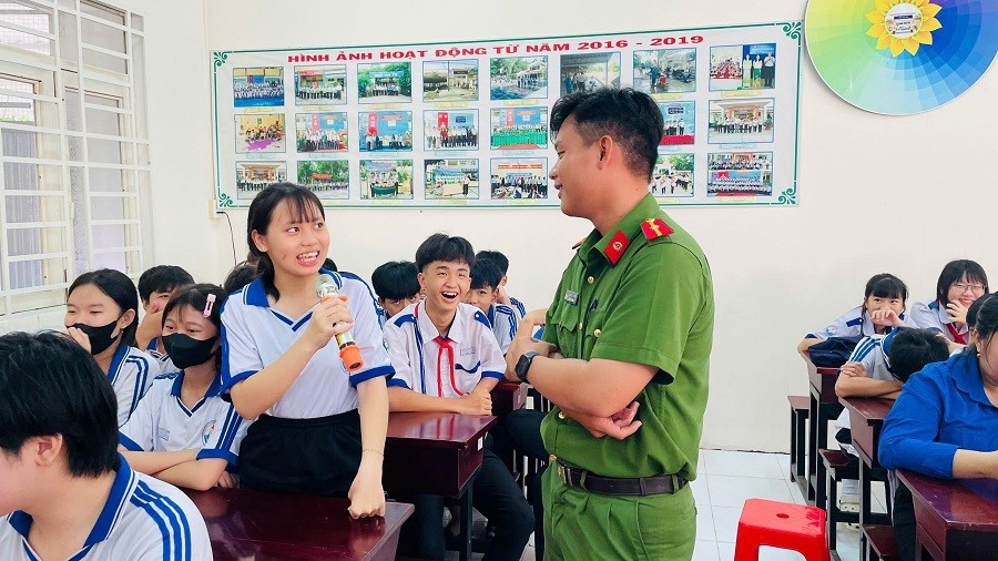Đoàn viên, thanh niên và các em học sinh trung học cơ sở tại xã Mỹ Hoà Hưng, tỉnh An Giang tham gia buổi tuyên truyền, phổ biến giáo dục pháp luật về phòng, chống mua bán người, do Coogn an tỉnh An Giang tổ chức