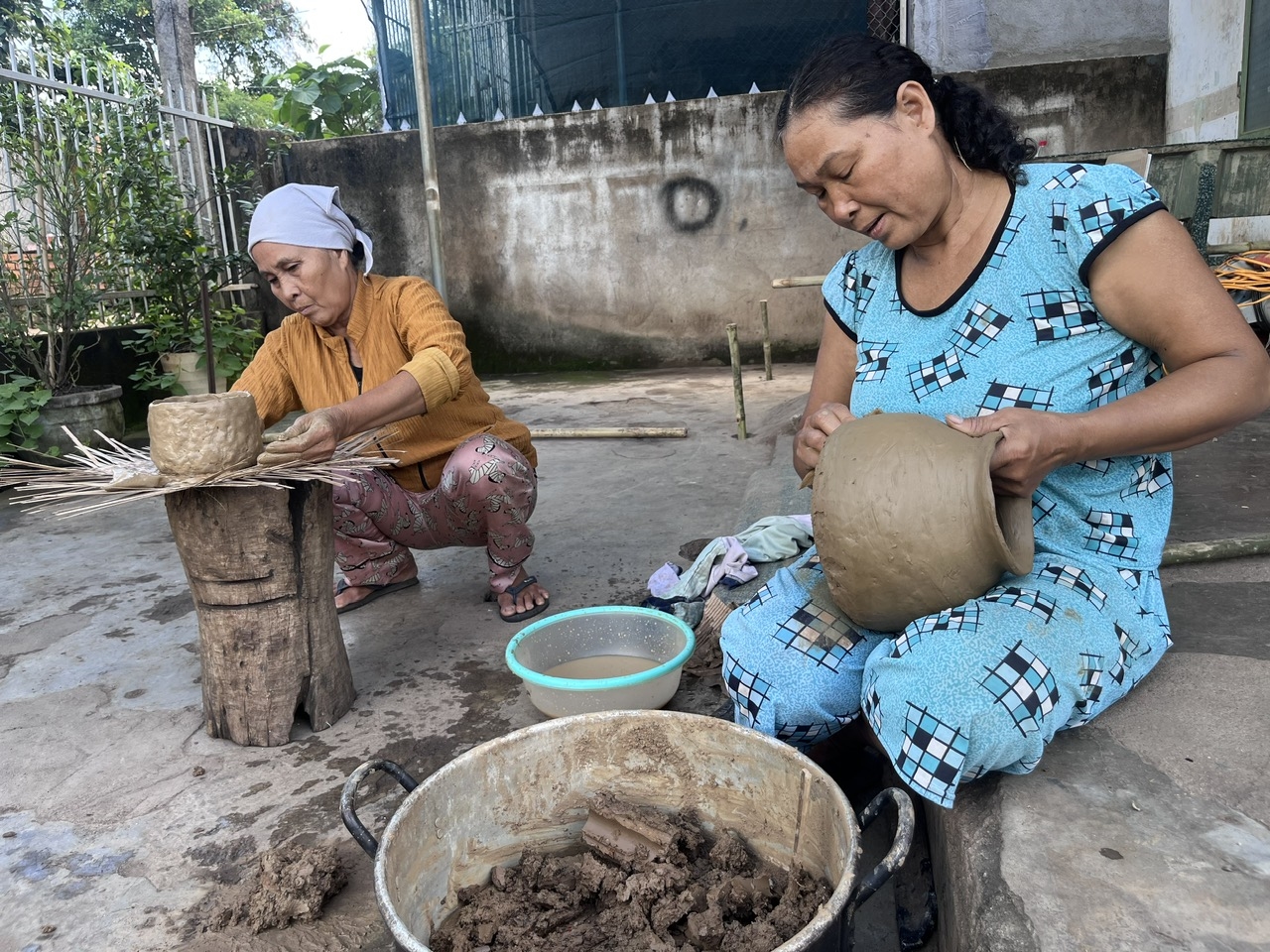 Bà Ae Tul Pa ở Buôn Trấp, xã Krông Ana cùng làm gốm giữ lại một chút xưa