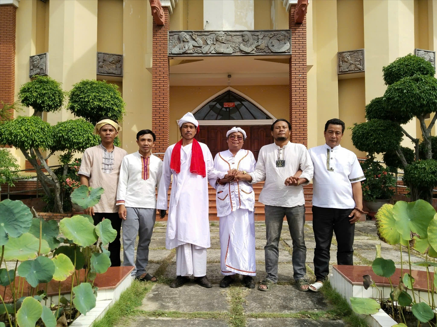 Ông Thông Đinh Phụng (giữa) chụp ảnh lưu niệm tại Bảo tàng Văn hoá Chăm thuộc xã Bắc Bình, tỉnh Lâm Đồng