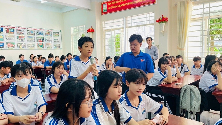 Đoàn viên, thanh niên và các em học sinh trung học cơ sở tại xã Mỹ Hoà Hưng, tỉnh An Giang tham gia buổi tuyên truyền, phổ biến giáo dục pháp luật về phòng, chống mua bán người, do Coogn an tỉnh An Giang tổ chức